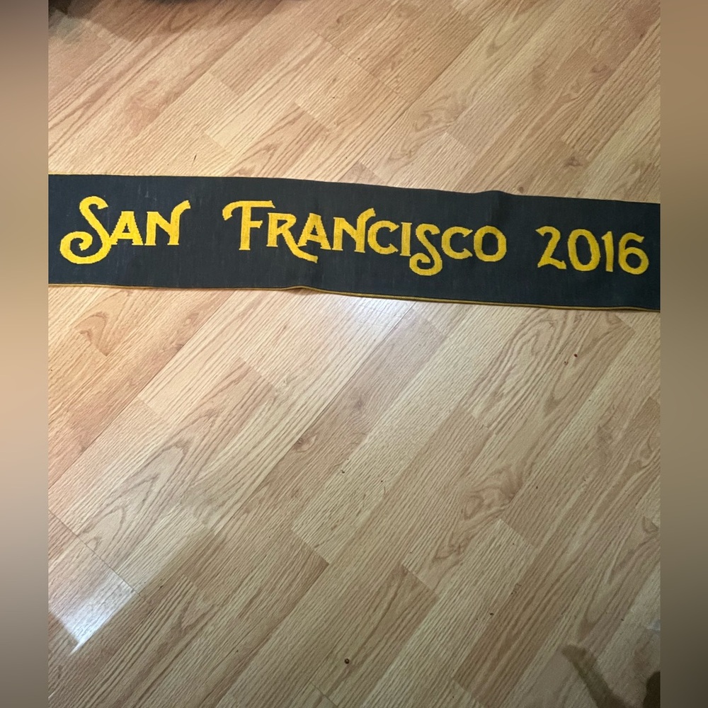 POKÉMON‎ CO SAN FRANCISCO 2016 WORLD CHAMPIONSHIP POKEMON GOLD/GRAY SCARF